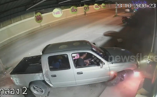 Bán tải mất lái xuyên qua khe hẹp lao vào cửa hàng