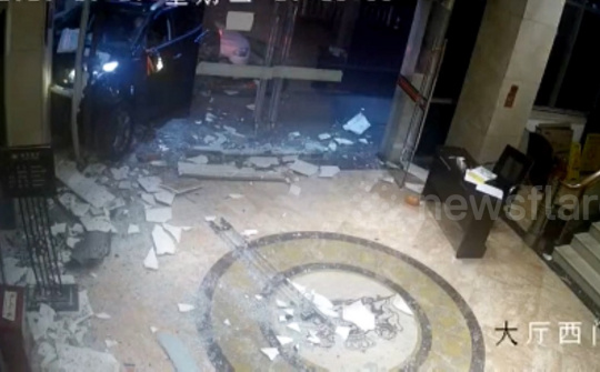 Ô tô lao như tên bắn vào cửa khách sạn, 2 cô gái đứng trước sảnh thoát chết