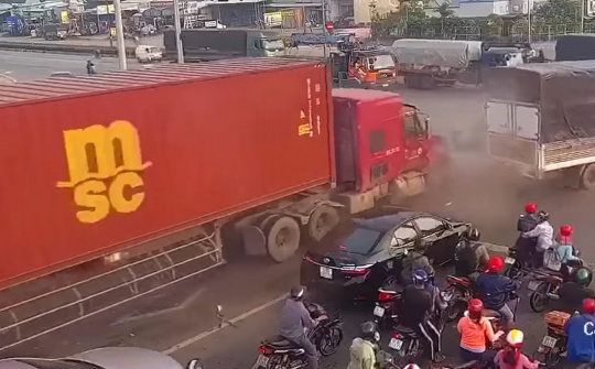 Container lại càn quét tan hoang loạt ô tô xe máy dừng chờ đèn đỏ trên QL1K