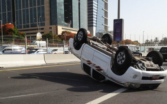Vì sao xe hơi có 4 bánh nhưng vẫn lật?