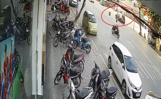 Xe SUV văng bánh phi thẳng vào nhà dân, nhiều người hốt hoảng