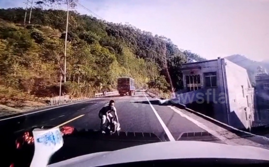 Xe đầu kéo drift cháy lốp tránh em bé bò ra giữa đường