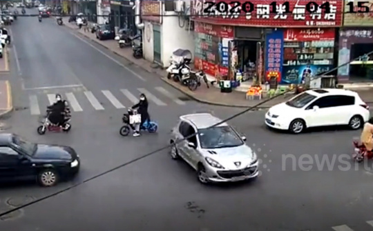 Tài xế say rượu lái xe quay 16 vòng giữa ngã tư đông đúc