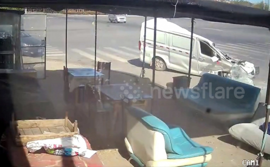 Bác tài minibus sống sót thần kỳ sau khi bị xe bồn lật "ép phẳng" cabin