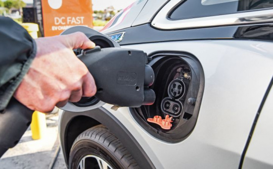 Từ năm 2030, nước Anh cấm bán ô tô chạy bằng xăng, dầu