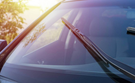 Kinh nghiệm bảo dưỡng kính chắn gió ai cũng cần biết