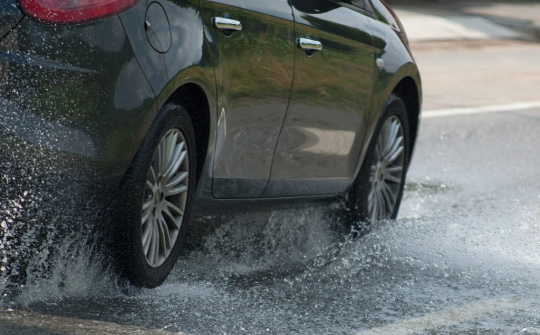 Mẹo xử lý khi ô tô bị trượt bánh dành cho lái mới