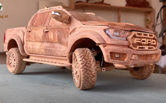 Thợ thủ công người Việt lên hàng loạt báo Tây khi chế tác xe bằng gỗ chi tiết như thật