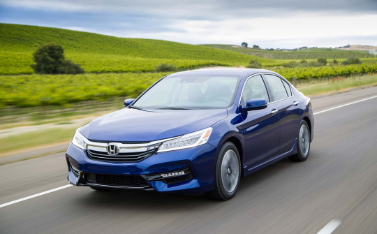 Mẹo nhỏ cho người thấp bé lái xe ô tô an toàn và thoải mái