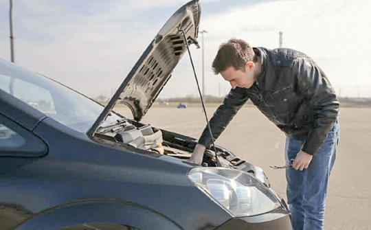 Làm gì khi ô tô khó nổ máy trong trời lạnh?