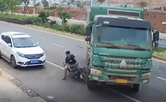 May mắn thoát chết sau khi phi cả người lẫn xe vào gầm ô tô tải