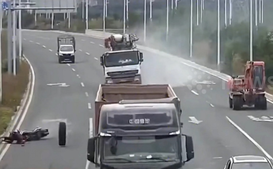 Lốp xe tải "khủng" bay như trái phá gây tai nạn đáng sợ