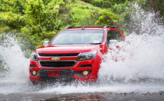 Kinh nghiệm lái xe qua vùng ngập nước an toàn