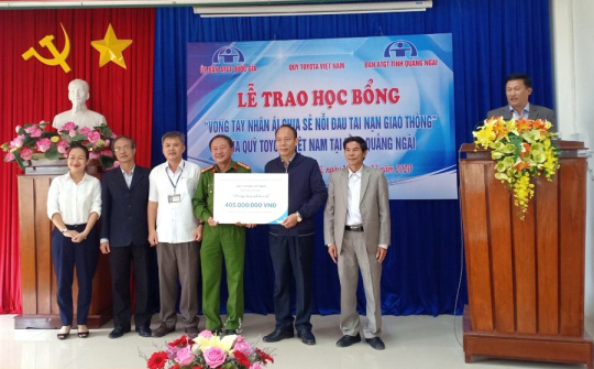 Quỹ Toyota Việt Nam trao học bổng hơn 400 triệu đồng cho học sinh Quảng Ngãi