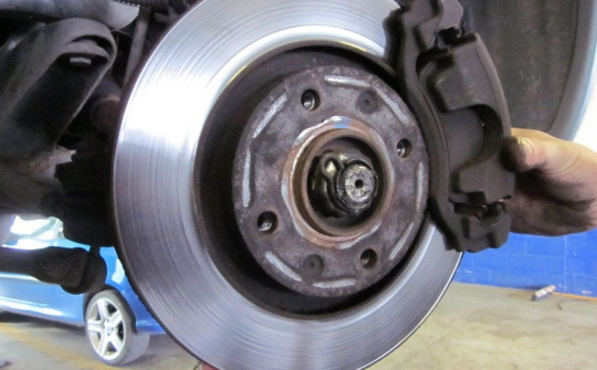 Khi nào phải bảo dưỡng và thay thế đĩa phanh ô tô?