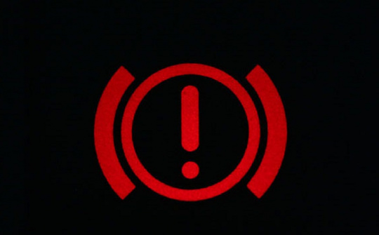 Đèn báo phanh ô tô sáng liên tục, xe đang gặp hiện tượng gì?