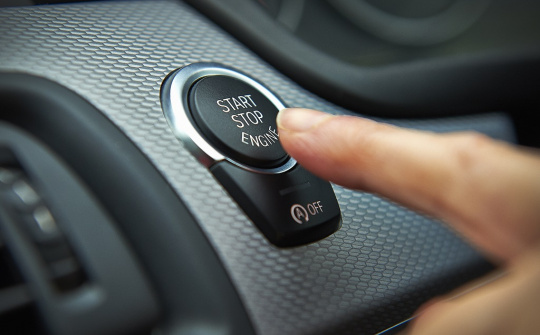 Ôtô đang chạy, bấm vào nút khởi động có ảnh hưởng gì không?