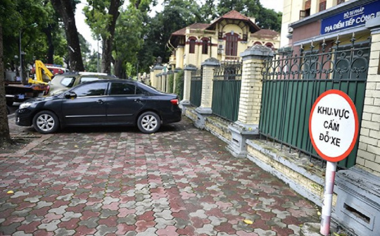 Dừng xe, đỗ xe trước cổng trụ sở cơ quan, tổ chức bị xử phạt thế nào?