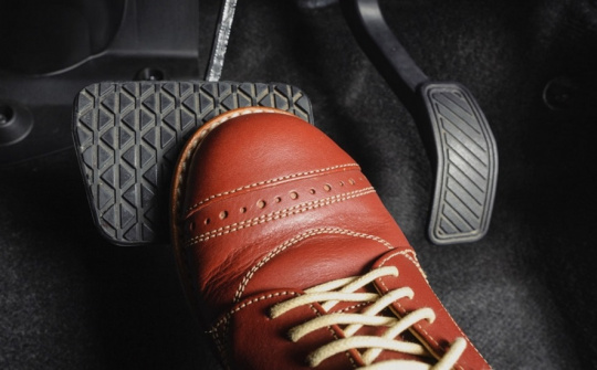 Nguyên tắc giúp hạn chế tình trạng nhầm chân ga - chân phanh khi lái ô tô