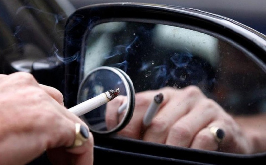 Cách ‘đánh bật’ mùi thuốc lá trên xe ô tô