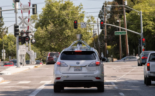 Cách lái xe ô tô khi dừng đèn đỏ