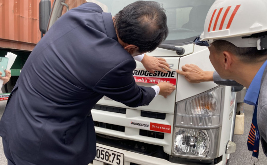 Bridgestones Việt Nam tặng 10.000 đề can phản quang để lái xe an toàn hơn