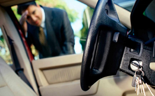 Cách xử lý khi quên chìa khóa xe bên trong ô tô