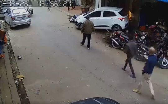 Nữ tài xế lùi ô tô như quay compa, cả 'làng' choáng váng