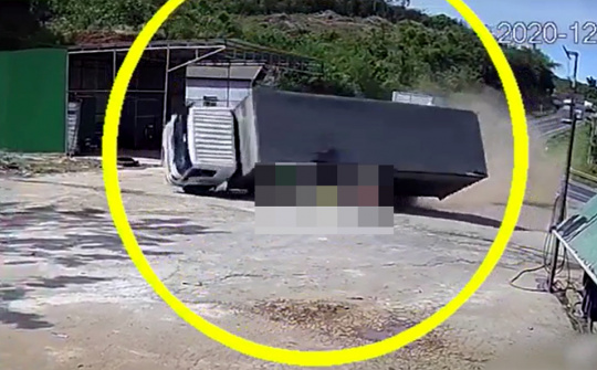 Xe 16 chỗ bị ô tô tải đâm từ phía sau lộn nhiều vòng