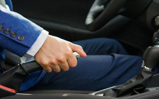 Lái mới thường mắc phải những lỗi phanh tay nào?