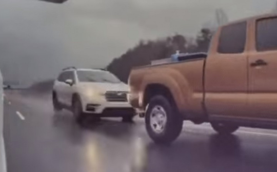 Xe con lao nhanh hất tung xe bán tải trên đường trong thời tiết mưa gió