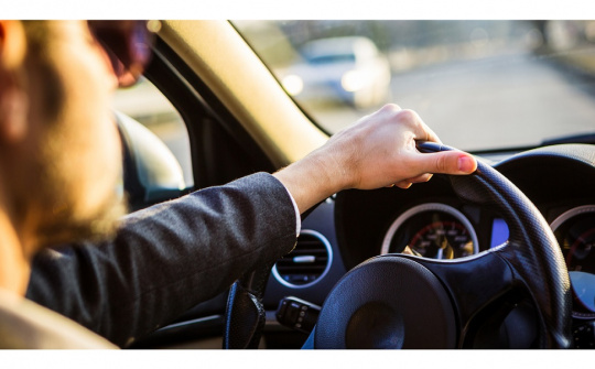 Làm gì để lái xe trong điều kiện trời nắng gắt dễ chịu hơn?