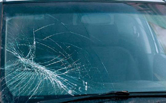 Làm gì để bảo vệ kính chắn gió ô tô trong ngày nóng?