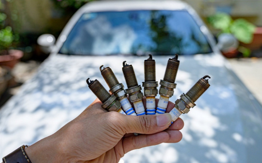 Đoán bệnh về xe ô tô qua màu sắc của bugi