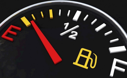 Xe gần hết xăng thì còn đi được bao xa?