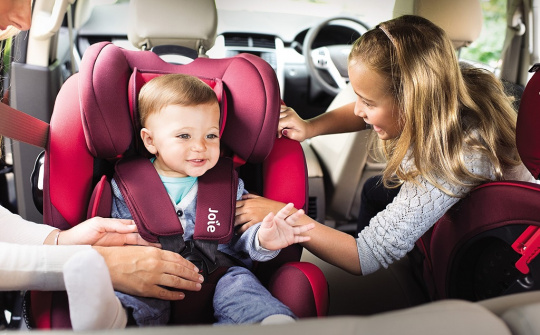 Trẻ nhỏ ngồi ở vị trí nào và như thế nào trên ô tô là an toàn nhất?