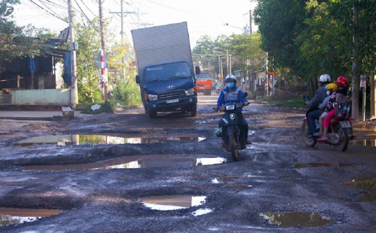 Xe qua ổ gà, vì sao không nên giữ phanh?