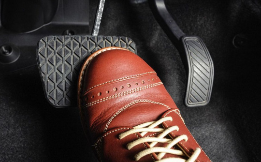 Cách sử dụng chân côn xe ô tô hợp lý