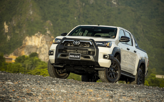 Toyota Hilux 2020 cập bến thị trường Việt Nam: thêm trang bị, giá từ 628 triệu đồng