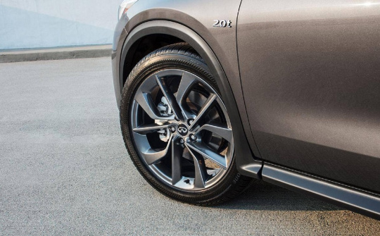 Kinh nghiệm lái xe khi ô tô bị thủng lốp