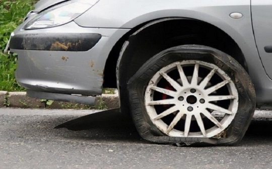 Nguyên nhân và cách xử lý xe bị nổ lốp khi chạy trên đường cao tốc