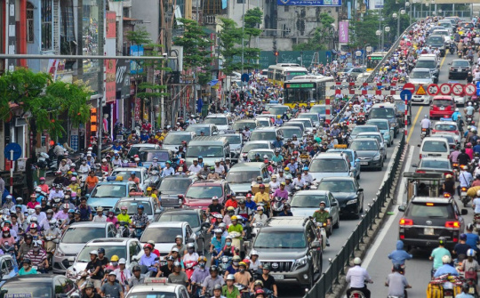 Lái xe ô tô an toàn vào giờ cao điểm cần lưu ý điều gì?