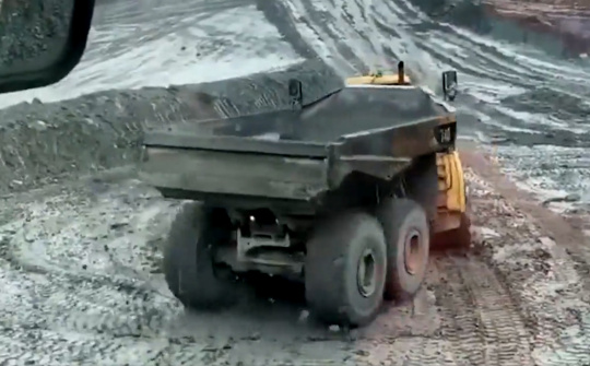 Màn drift ấn tượng trên đường bùn đất của siêu xe tải 40 tấn