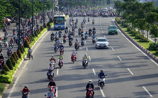 Xe máy đi sai làn đường bị phạt bao nhiêu tiền?