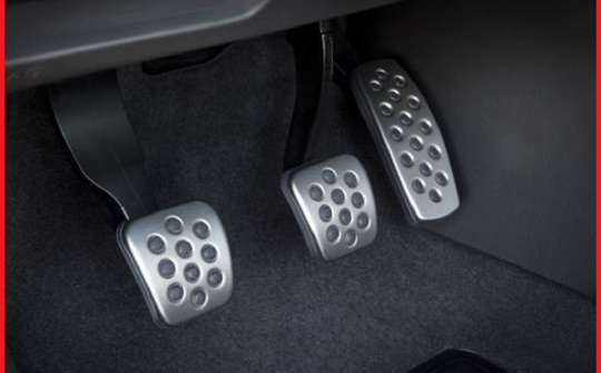 Sử dụng chân côn khi lái xe số sàn như thế nào cho đúng?