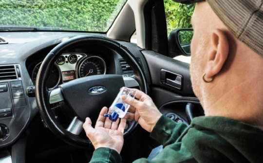 Dung dịch rửa tay ảnh hưởng thế nào đến nội thất ô tô?