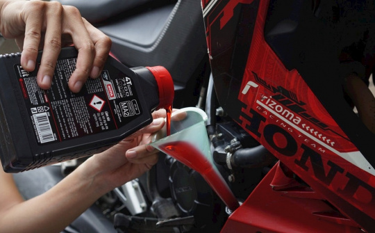 Lưu ý quan trọng khi thay dầu nhớt xe máy vào mùa mưa