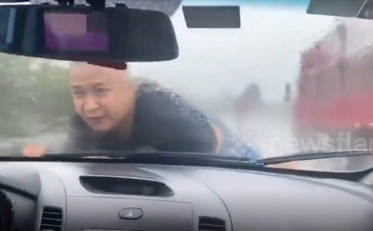 Chặn xe vợ cũ, người đàn ông nằm nắp ca-pô suốt 20 km trên cao tốc