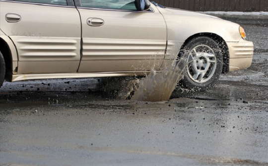 Bộ phận nào của ôtô dễ hư hại khi đi vào đường xóc?