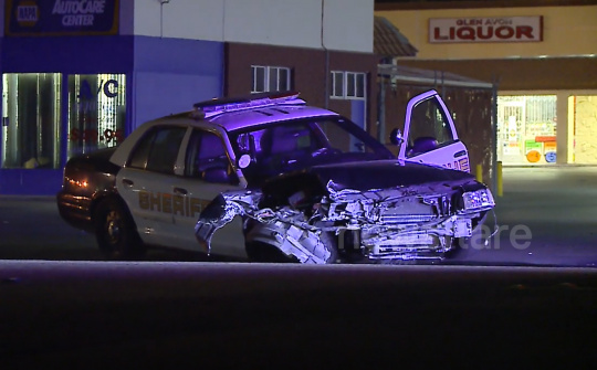 Xe cảnh sát nát bét sau cú đâm bất ngờ vào cột đèn